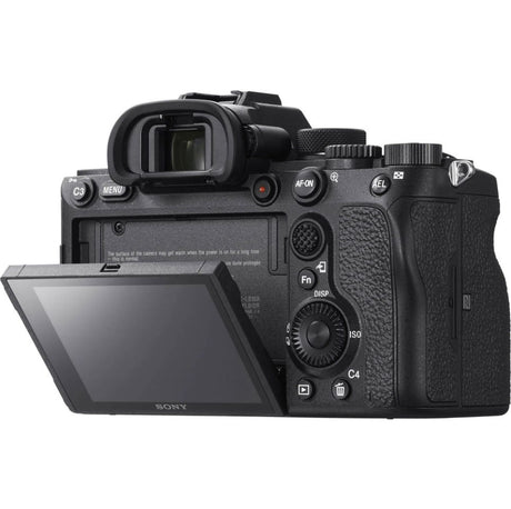 Aparat foto mirrorless Sony, ecran LCD rabatat, buton Fn și cadran ISO în dreapta.