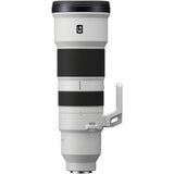 Telephoto zoom lens 400–800mm 3/4 view, white barrel with handle and black band