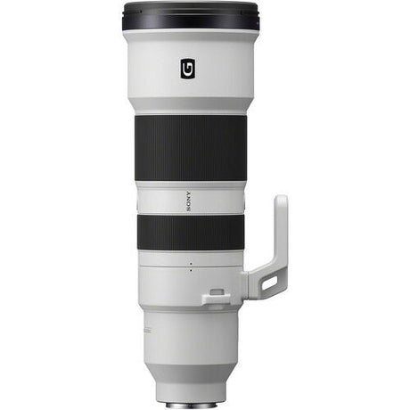 Telephoto zoom lens 400–800mm 3/4 view, white barrel with handle and black band
