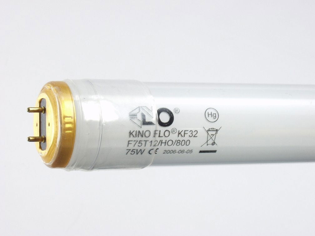 Lampă studio cu tub tungsten, bază aurie și inscripții Kino Flo pe corp