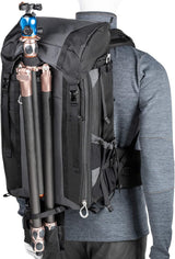 Rucsac foto Think Tank MindShift FirstLight 35L negru/gri, buzunare laterale și suport sticlă.
