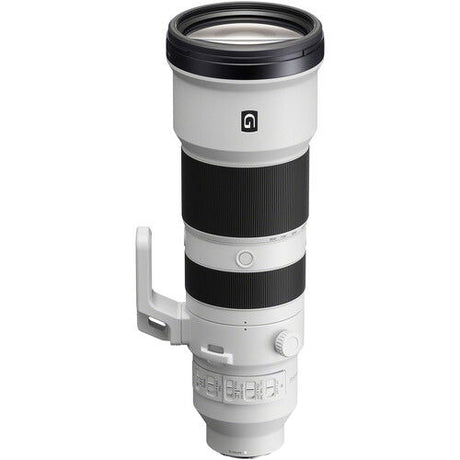Telephoto zoom lens 400–800mm, white body with black ribbed grip section