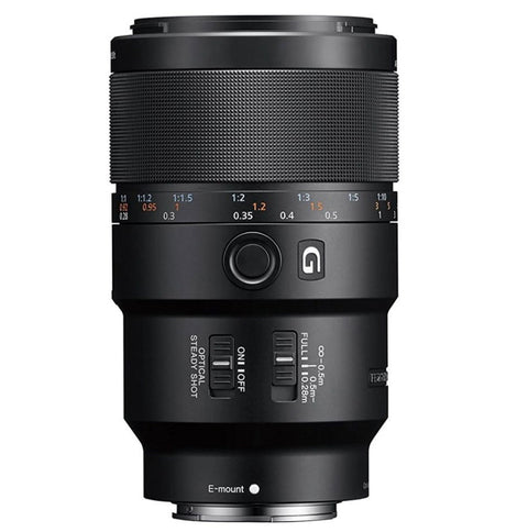 Obiectiv macro Sony 90 mm, corp negru cu inel de focalizare și marcaje.