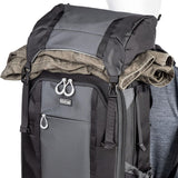 Rucsac foto Think Tank MindShift FirstLight 35L negru, capac superior cu fermoar și extindere.
