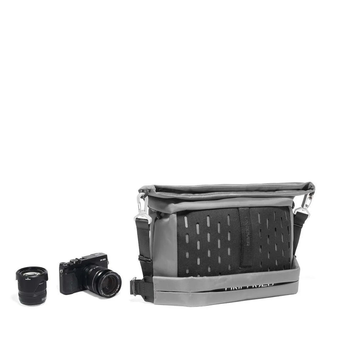 Geantă foto umăr Manfrotto, gri, cu buzunar frontal și catarame laterale, capac deschis