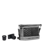 Geantă foto umăr Manfrotto, gri, cu buzunar frontal și catarame laterale, capac deschis