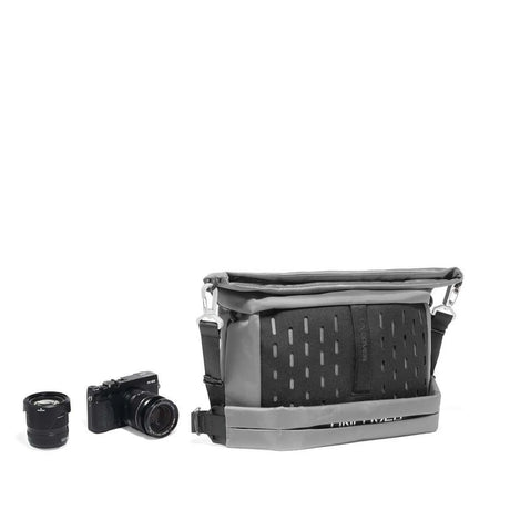 Geantă foto umăr Manfrotto, gri, cu buzunar frontal și catarame laterale, capac deschis