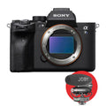 Aparat foto mirrorless Sony A7S III, vedere frontală cu accesoriu JBY prezent