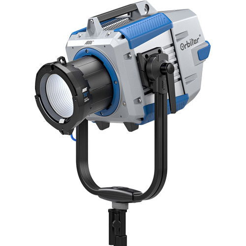 ARRI Orbiter open-face projector cu lentilă 30°, vedere frontală, corp gri/albastru