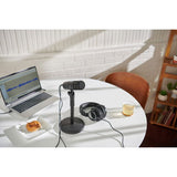 Microfon USB dinamic hipercardioid negru pe stativ cu căști și cabluri