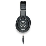 Căști over-ear cu cupă circulară, bandă neagră și jack audio 3,5 mm vizibil