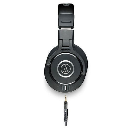 Căști over-ear cu cupă circulară, bandă neagră și jack audio 3,5 mm vizibil