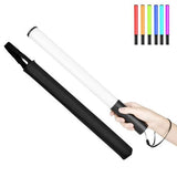 Baghetă LED RGB bicolor cu acumulator, negru și alb, ținută în mână