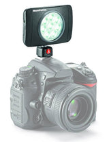Lampa video LED Manfrotto cu lumină albă, montată pe cameră