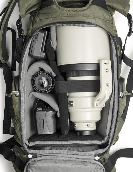 Rucsac foto Gitzo, interior cu cameră albă și obiectiv în compartimente căptușite