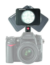 Lampa video LED Manfrotto cu lumină albă, atașată pe cameră cu accesorii laterale