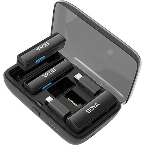 Microfon wireless dublu BoyaLink: două emițătoare în toc de încărcare neagră