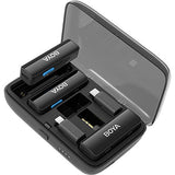 Microfon wireless dublu BoyaLink: două emițătoare în toc de încărcare neagră