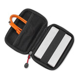 Carcasă dură neagră deschisă: 2 compartimente pentru hard disk, breloc roșu