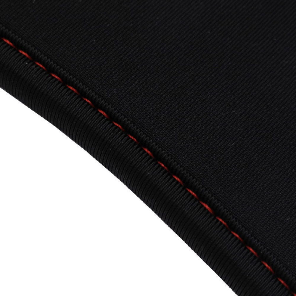Detaliu cusături roșii pe curea neagră din material textil