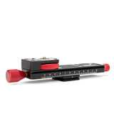 Sina micrometrica de focalizare macro inclinata, manete rosii, scala 1–11 vizibila