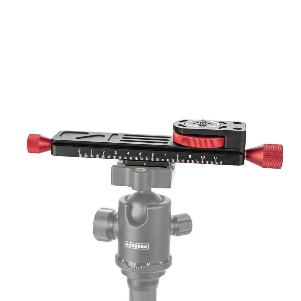 Sina micrometrica macro montata pe cap tripod gri, manete rosii, rigla gradata