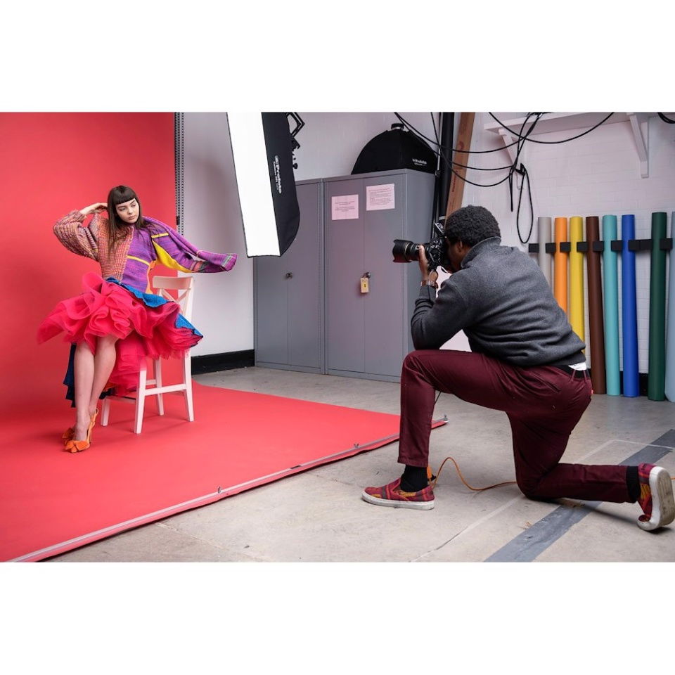Fundal foto roșu Cherry întins pe podea într-un studio, porțiune vizibilă