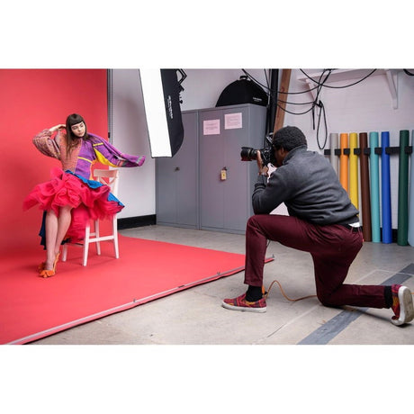 Fundal foto roșu Cherry întins pe podea într-un studio, porțiune vizibilă