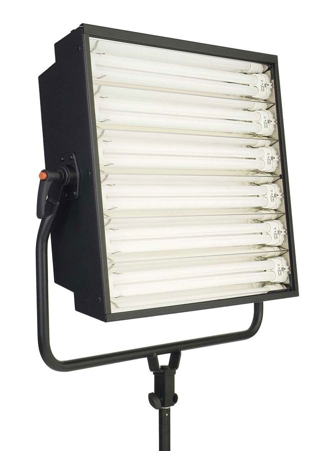 Sursă de iluminare Brivido 655 cu carcasă neagră și tuburi fluorescente albe vizibile
