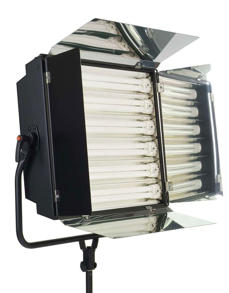 Sursă de iluminare Brivido 655 cu ușile laterale deschise și tuburi fluorescente albe