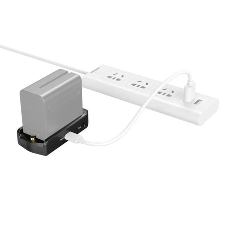 Adaptor baterie NP-F cu cabluri conectate la unitate gri și panou alb