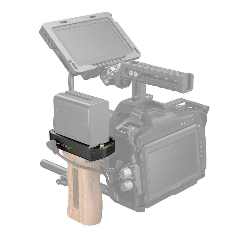 Adaptor baterie NP-F pe cameră, unitate gri și panou de ieșire negru