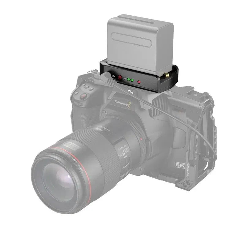 Suport adaptor baterie NP-F cu unitate gri pe camera, conectori vizibili