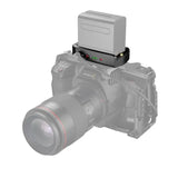 Suport adaptor baterie NP-F cu unitate gri pe camera, conectori vizibili