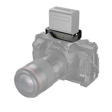 Suport adaptor baterie NP-F cu unitate gri pe camera, conectori vizibili