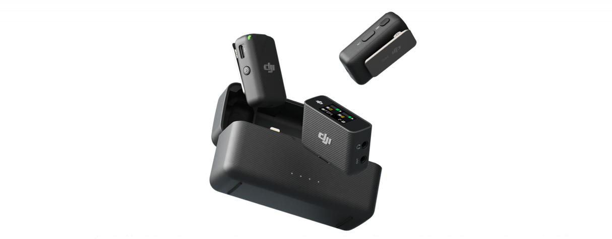 Microfoane wireless dual în stație de încărcare; două unități negre
