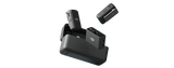 Microfoane wireless dual în stație de încărcare; două unități negre