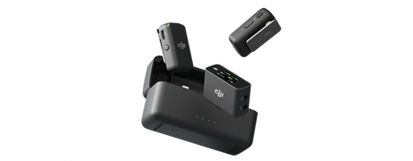 Microfoane wireless dual în stație de încărcare; două unități negre