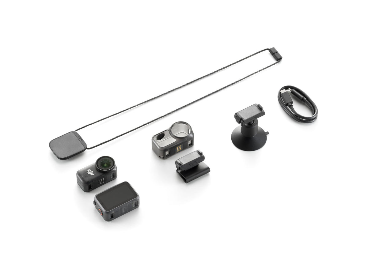 Accesorii pentru cameră Osmo: suport, cablu și piese, pe fundal alb