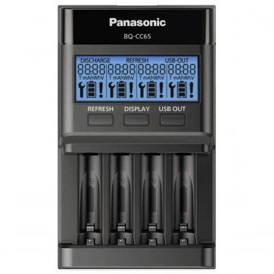 Încărcător baterii Panasonic BQ-CC65 cu ecran LCD și locașuri, negru