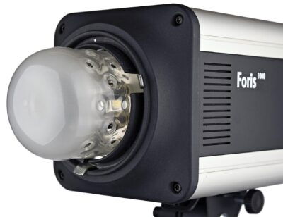 Bliț Hensel Foris 1000W, reflector frontal circular și carcasă neagră