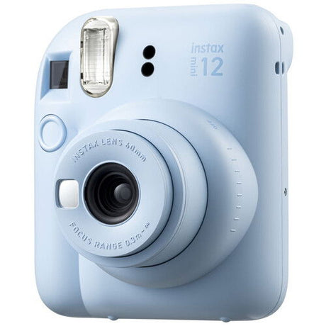 Aparat foto instant instax Mini 12 albastru, față cu obiectivul și butonul bliț