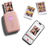 Imprimantă foto Instax Mini Link 3 roz cu instantanee și telefon afișând colaje