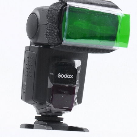 Filtru verde pentru blitz, montat pe capul blițului
