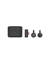 Set microfoane lavalier wireless cu două capsule, cutie și conector USB-C
