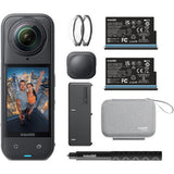 Cámara de acción 360 negra con pantalla y accesorios del kit Essentials