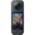 Cámara de acción 360 Insta360 X5 negra con lente frontal y pantalla con vista previa