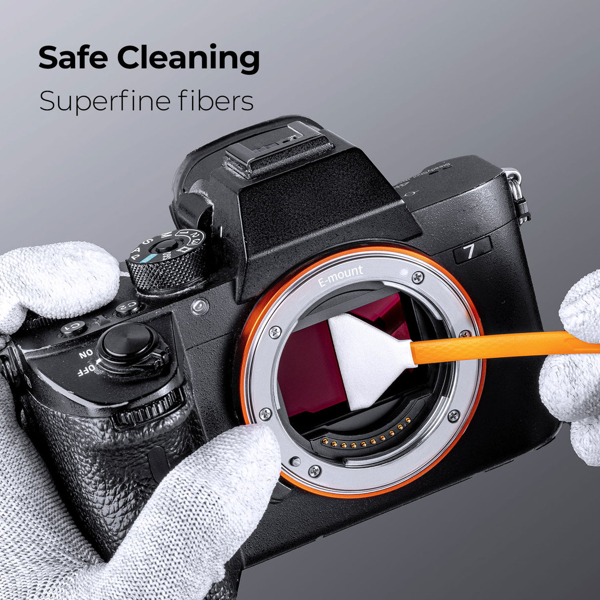 Spatulă de curățare senzor full frame lângă cameră, cu piese albe din microfibră.