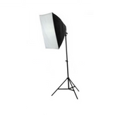 Kit lumina: softbox pătrat 50x50cm pe trepied, interior alb și exterior negru.