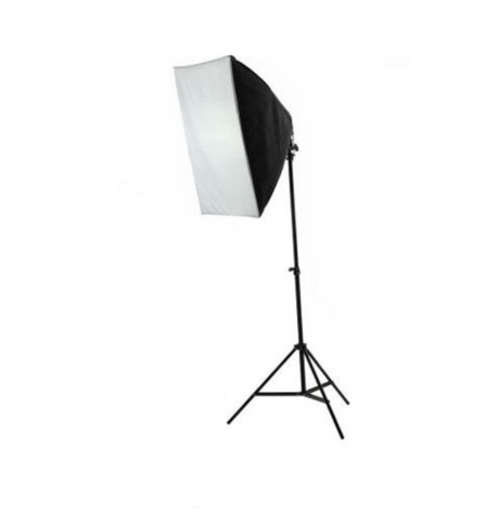 Kit lumina: softbox pătrat 50x50cm pe trepied, interior alb și exterior negru.